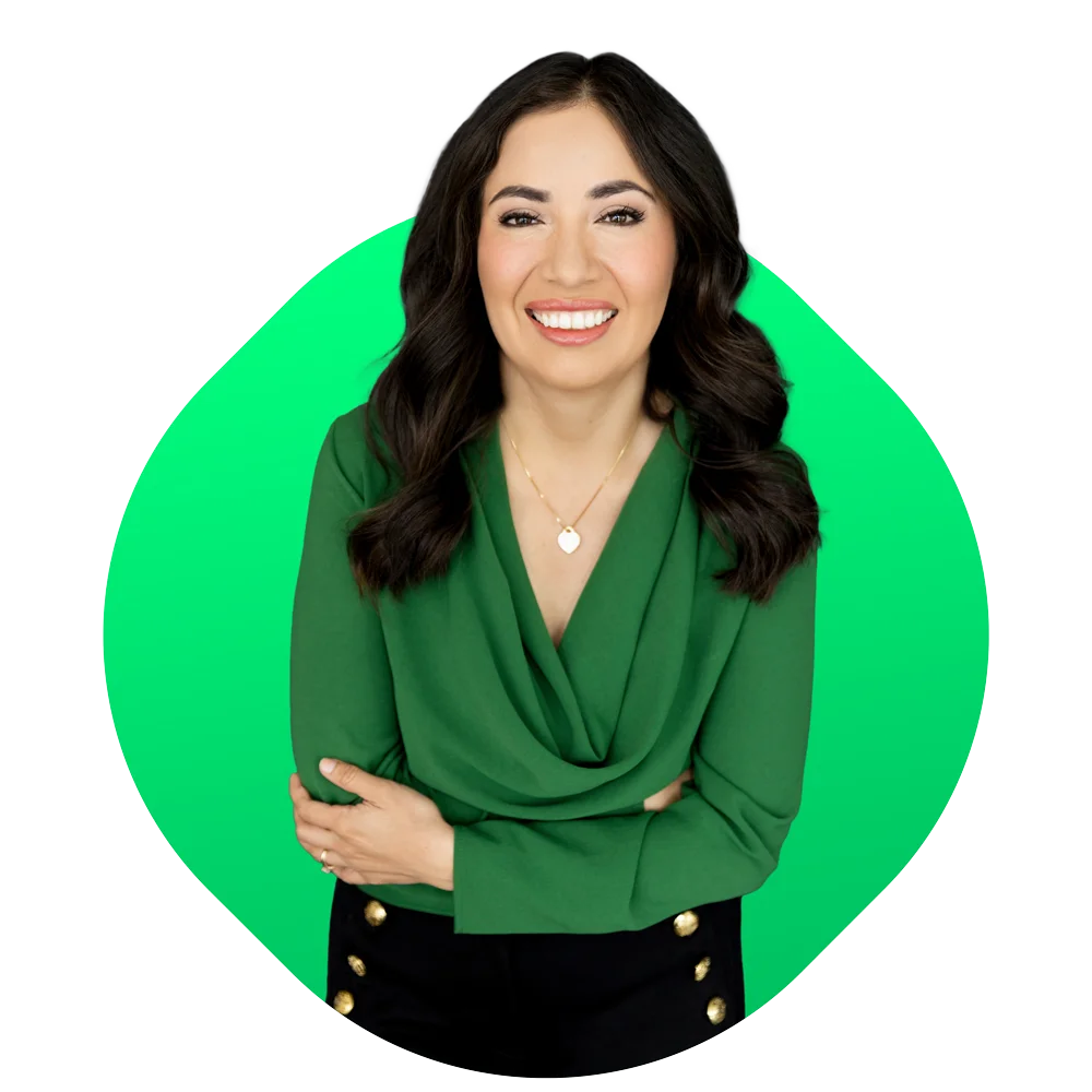 Victoria, founder of Novii portrait with green circle in background